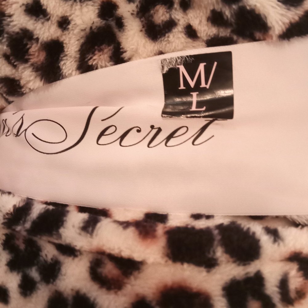 NWT🎁Victoria's Secret Plush Cozy Robe,Shawl Collar,Tie Waist, Pockets - Picture 6 of 15